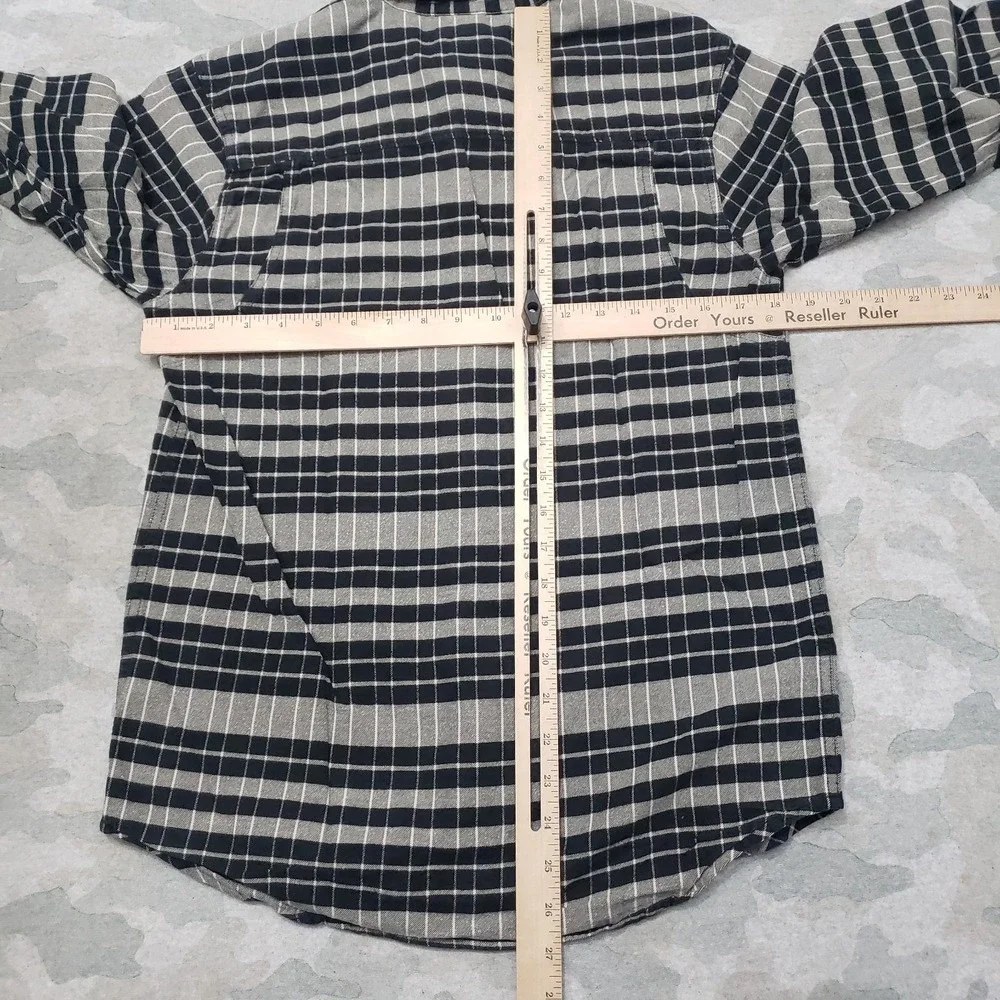 Nike SB Shirt Mens Small Gray Pockets Pearl Snap‎ Long Sleeve Stripped